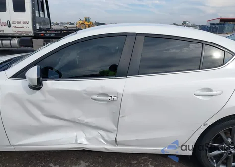 2018 Mazda Mazda3 Touring z USA, uszkodzony, nr VIN 3MZBN1V3XJM159896